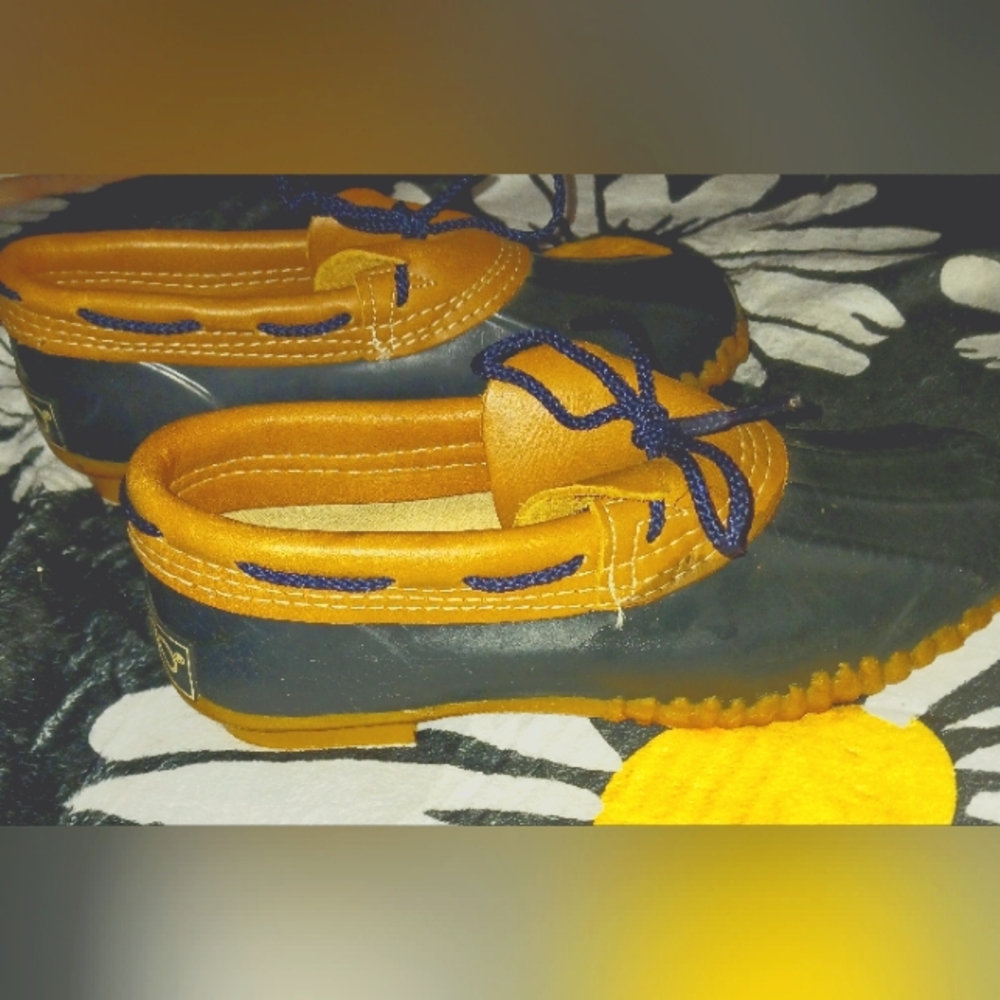 Women's size 8 Sporto ducks, navy and tan.